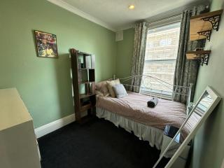 70 North End Road - 5