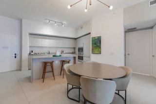 Ocean view 1 bed- Steps from the beach! - 1