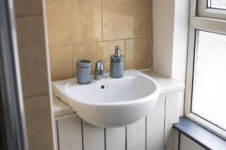 Stylish Family & Friendly 2-BDR Apartment Near First Direct Arena, Sleeps 6, Free WiFi & Parking Available - 4