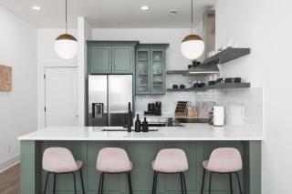 Cozy Modern Condo 4 Beds, 2 Bedrooms with FREE Parking - 7