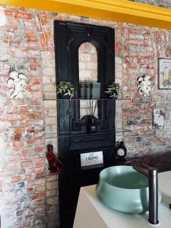 Vibrant Downtown Studio Oasis - 2