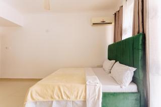 Sea Breeze Apartment with 3BRs-Pool Walk to Beach, Gen Set - 1