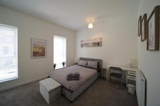 Modern & Friendly 2-Bed Home, Free Parking, WiFi, Close to O2 Academy, Sleeps 4 - 5