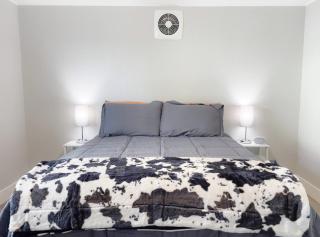 Country Living 3BR with fenced yard on Mooney - Visalia - 9