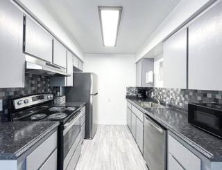 Trendy Ivy 2-bedroom - 6
