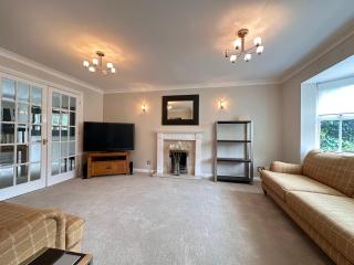 Spacious & relaxing 4 Bed Home close to Town Centre & Elizabeth Line - 0