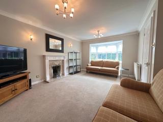 Spacious & relaxing 4 Bed Home close to Town Centre & Elizabeth Line - 8