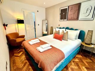 Elegant Mews Retreat by Harrods - 4