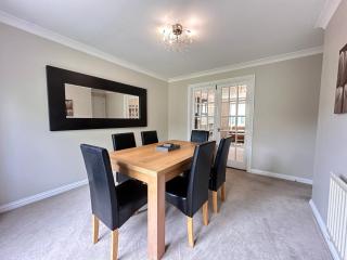 Spacious & relaxing 4 Bed Home close to Town Centre & Elizabeth Line - 3