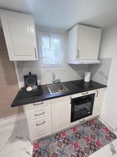 Charmant studio neuf et meublé - 9