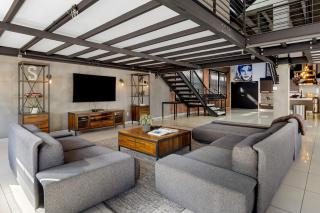 Skyline Lofts by AvantStay: a multi-level industrial-chic retreat in DTLA with rooftop views soaring ceilings steps to dining music culture - 4
