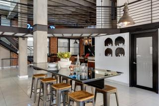 Skyline Lofts by AvantStay: a multi-level industrial-chic retreat in DTLA with rooftop views soaring ceilings steps to dining music culture - 7