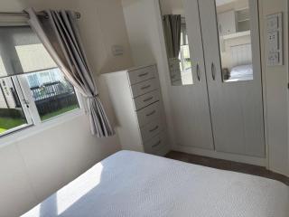 Seaside Escape Modern Mobile Home Stay - 8