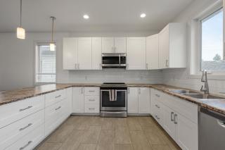 Charming 3 Bedrooms Home with BBQ- Deck- Fenced yard-Near WEM & River Valley - 2