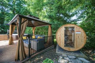 Games Hot Tub New Build Sauna Walk Downtown Theater Arcade Park - 1