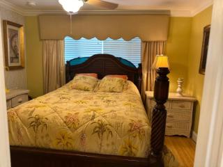 Roomy Recently Renovated Apt. - 6