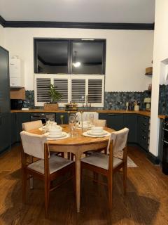 3 Bed Newark Home with Grand Ceilings & Cozy Vibes - 9