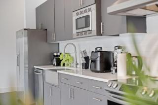 City View 1BR I Gym I Free Parking I Workspace - 8