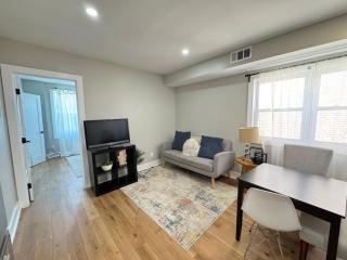 NICE Updated Apartment near Metro - 6
