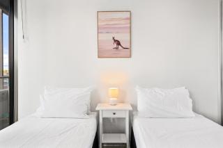 Stylish Southbank 2-Bed Flat w Balcony & Parking - 9