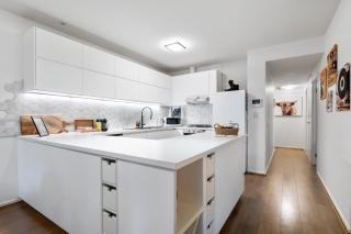 Riverside 2-Bed Apartment with Balcony & Parking - 8