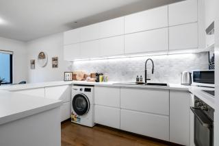 Riverside 2-Bed Apartment with Balcony & Parking - Melbourne - 2