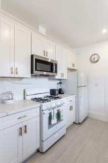 4 Berkeley Furnished Apartment - 2 Beds Laundry and Parking - 2