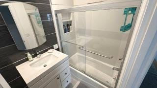 Oak Manor - Chic & Stylish 2BR Apartment Retreat - 7
