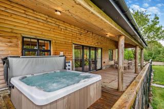 Mid-Wales Lakeside Hot Tub Hideaway - 9