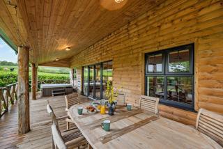 Mid-Wales Lakeside Hot Tub Hideaway - 6
