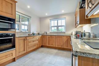 Mid-Wales Lakeside Hot Tub Hideaway - Nantmel - 2