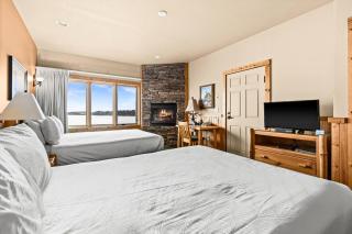 Amazing Lake View 2 Queen Bed Studio & Heated Pools - 8