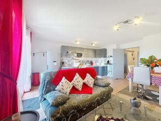 3-bed apt, 4 ppl, pool, WiFi, parking - 6