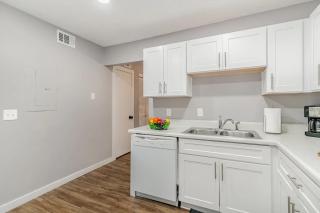 Cute & Cozy - Minutes from Downtown & BNA - 5