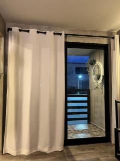 Departamento Moderno con balcón y piscina climatizada - 6