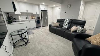 Cozy & Quiet Calgary 2BR Suite - 7