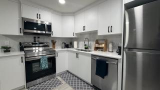 Cozy & Quiet Calgary 2BR Suite - 5