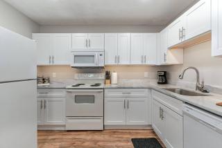 Freshly Renovated - Minutes from Downtown & BNA - 3