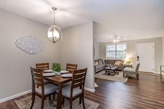 3 Units - Sleeps 24 - Mins to Downtown and Airport - 5