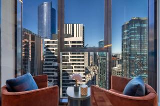 High-Rise CBD Apt L50 Luxe City Views and Free Parking - 6
