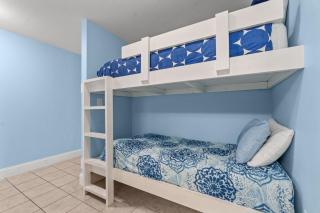 Bright & Spacious Condo 1BD! Steps from the Beach! - 2