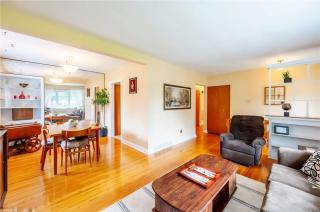 3 Bed 2Bath Centrally located with Amenities - 0