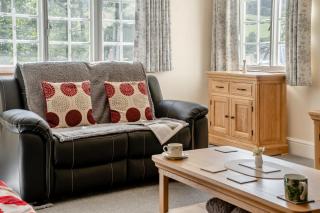Holly Cottage - Scethrog - - 8