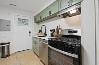 Stylish Evanston Retreat Near NU & Lakefront - 7