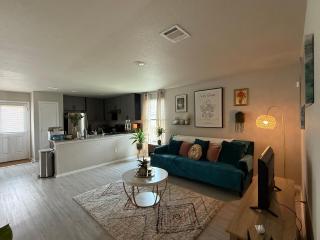 Beautiful home eight minutes away from Brooks corner shopping center and hospital - 9