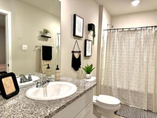 Beautiful home eight minutes away from Brooks corner shopping center and hospital - 3