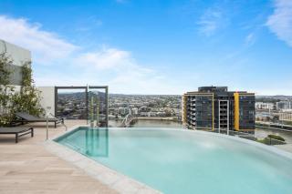 Central Brisbane Stay with Balcony Pool & BBQ - Brisbane - 7