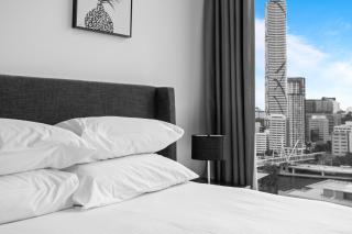 Central Brisbane Stay with Balcony Pool & BBQ - 2