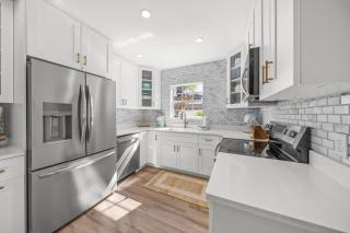 A Wave From It All - New Luxury Renovated Home Heated Pool Cabana Hammock Walk to Beach - 7