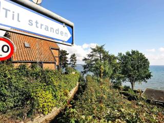 Modern Retreat by Water - By Traum Ferienwohnungen - 4